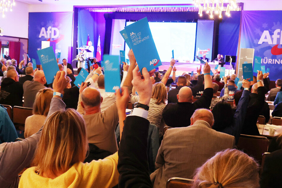 Delegierte stimmen über einen Antrag beim Landesparteitag der AfD Thüringen ab.