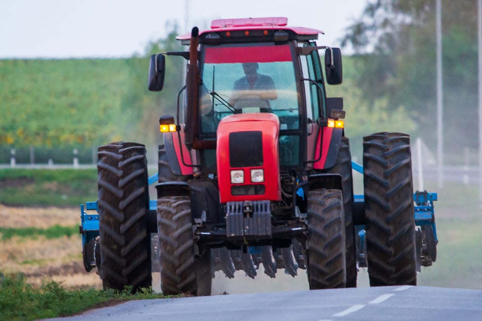 In Magdeburg war ein Traktor mit einem Motorrad kollidiert. (Symbolbild)