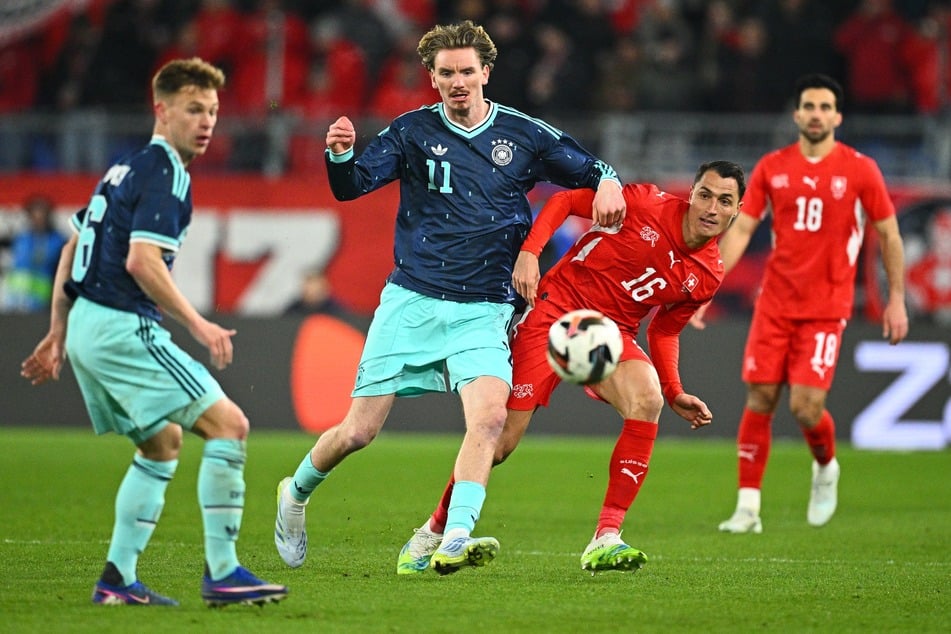 Nick Woltemade (2.v.l.) startet im Sturm gegen Ghana.