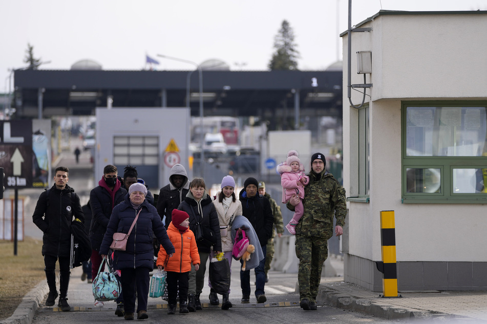 Flüchtlinge aus der Ukraine überqueren den Grenzübergang Medyka nach Polen.