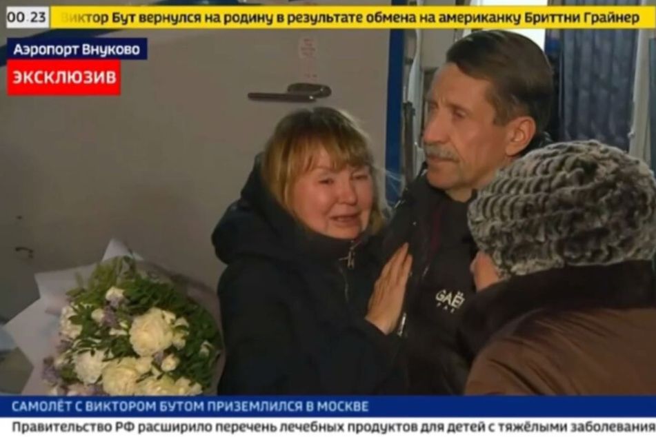 Wiktor But (55) wird von seiner Mutter und seiner Ehefrau am Flughafen empfangen. Die 15 Jahre im US-Knast sind nicht ohne Spuren geblieben.