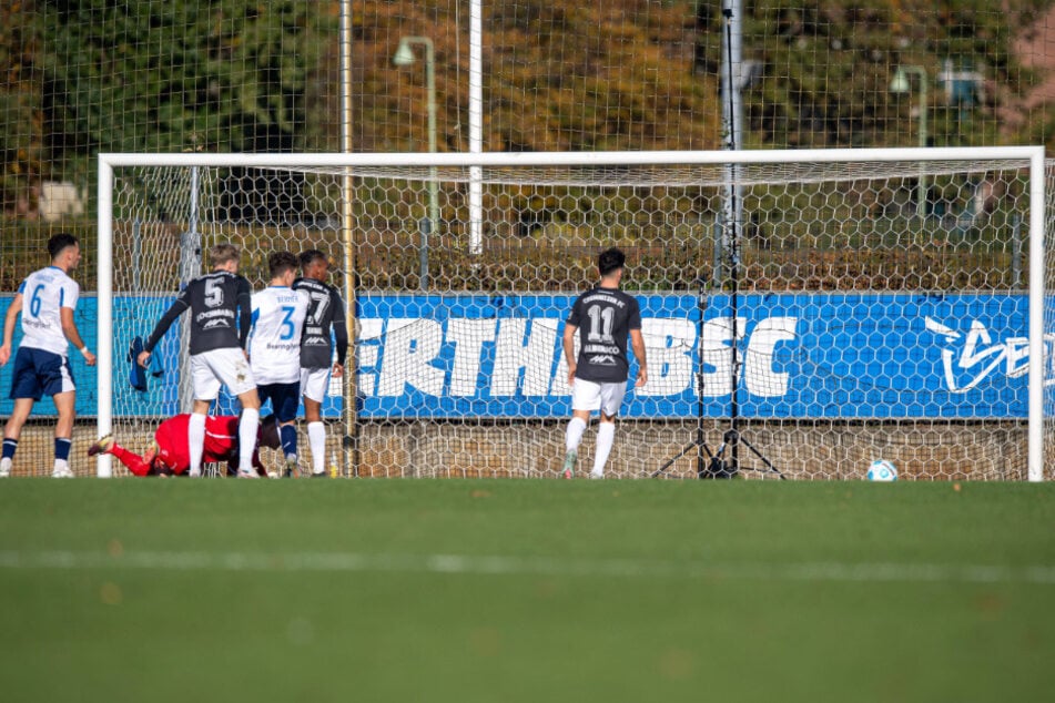 Insgesamt achtmal musste Torwart Daniel Adamczyk (23, am Boden) in den vergangenen vier Sieglos-Spielen hinter sich greifen. Hier kassierte er das 0:2 bei der Hertha.