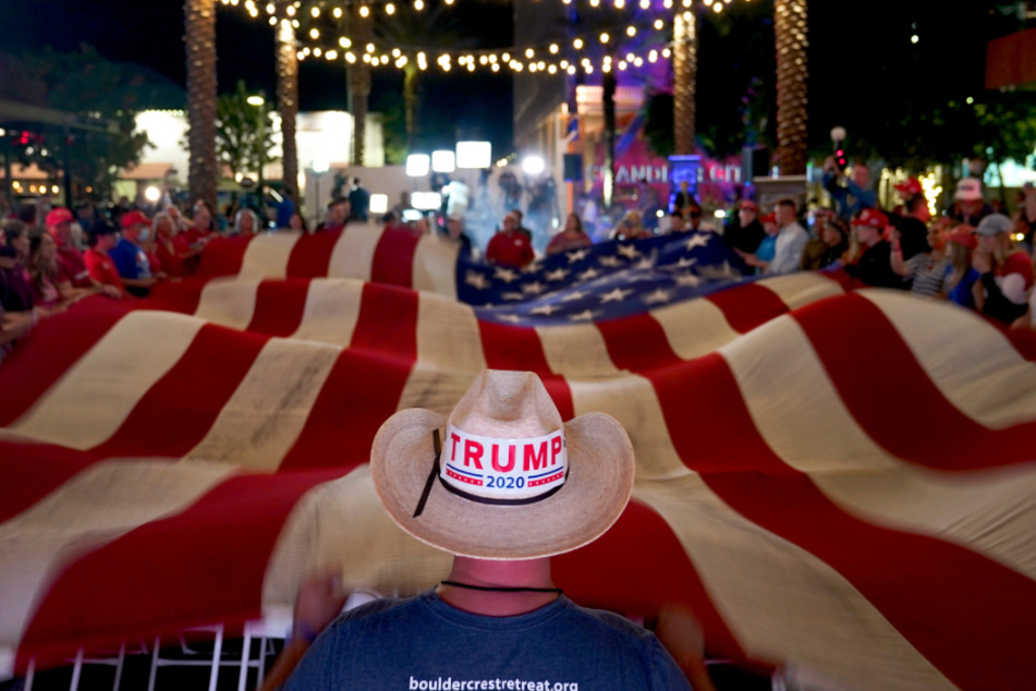 Anhänger Donald Trumps schwenken eine US-Fahne.