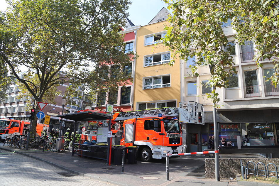 Mehrere Menschen wurden über eine Drehleiter in Sicherheit gebracht.