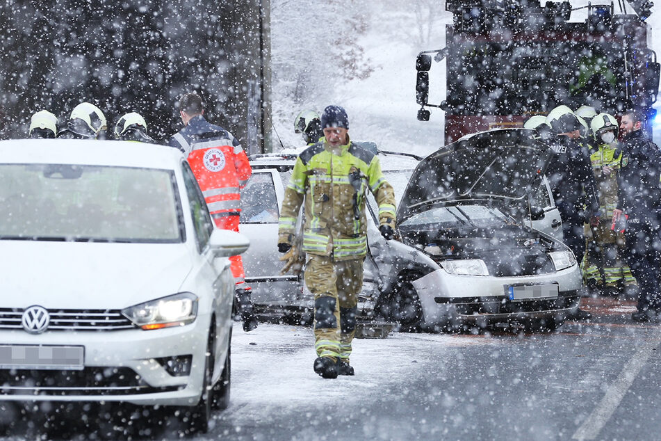 Drei Verletzte nach Glätte-Unfall im Dresdner Norden