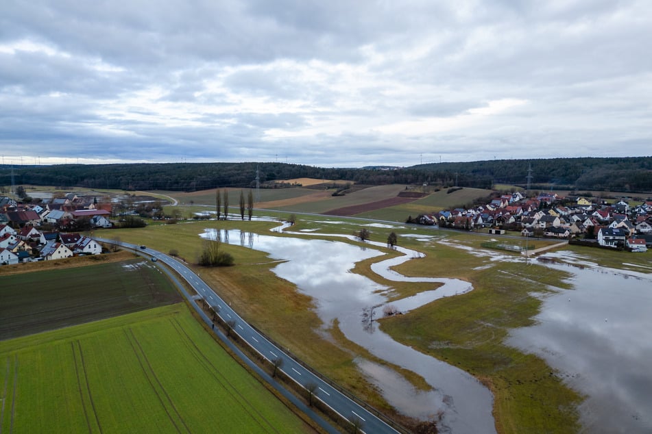 Die Zenn ist bei Veitsbronn weit über ihr Flussbett getreten und hat Felder überflutet.