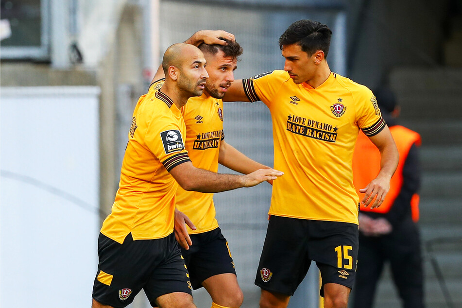 Ahmet Arslan (M.) glich zum 1:1 für Dynamo Dresden aus und wird hier von Akaki Gogia (l.) sowie Claudio Kammerknecht beglückwünscht.