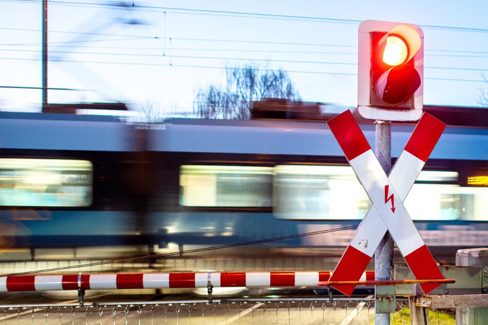 Tödlicher Unfall: 48-Jähriger wird von Zug erfasst und hat keine Überlebenschance