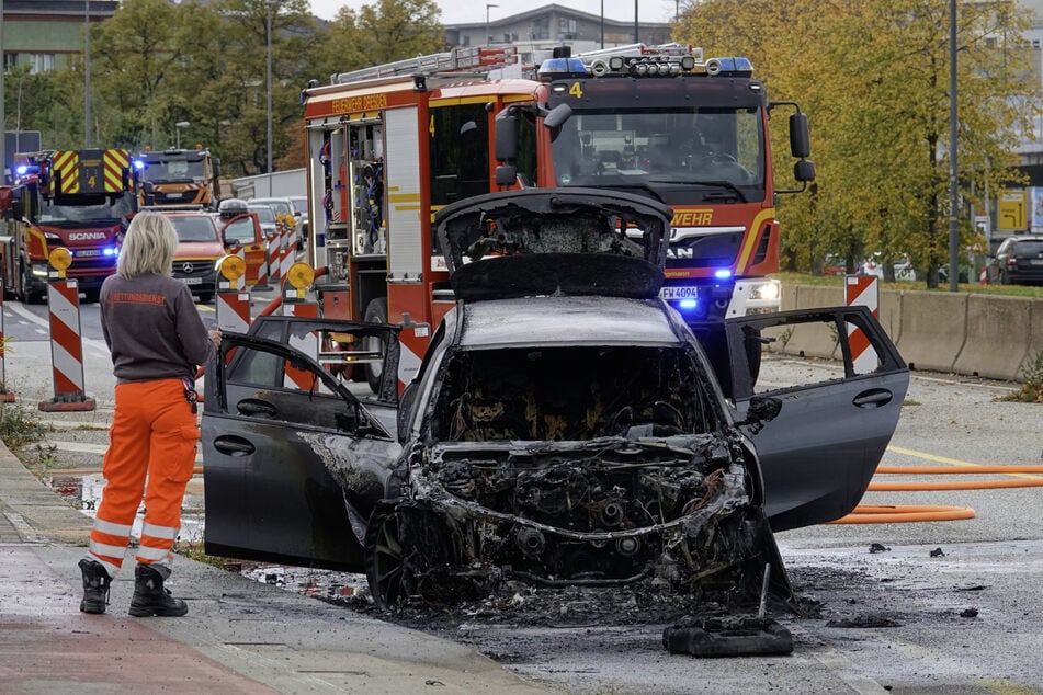Selbst das schnelle Eintreffen der Feuerwehr verhinderte nicht, dass der BMW vollständig ausbrannte.