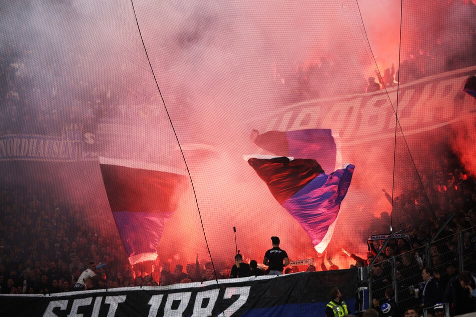 Die HSV-Fans zündeten während des DFB-Pokal-Spiels beim SC Freiburg Ende Oktober reichlich Pyrotechnik. Jetzt muss der Verein dafür zahlen.