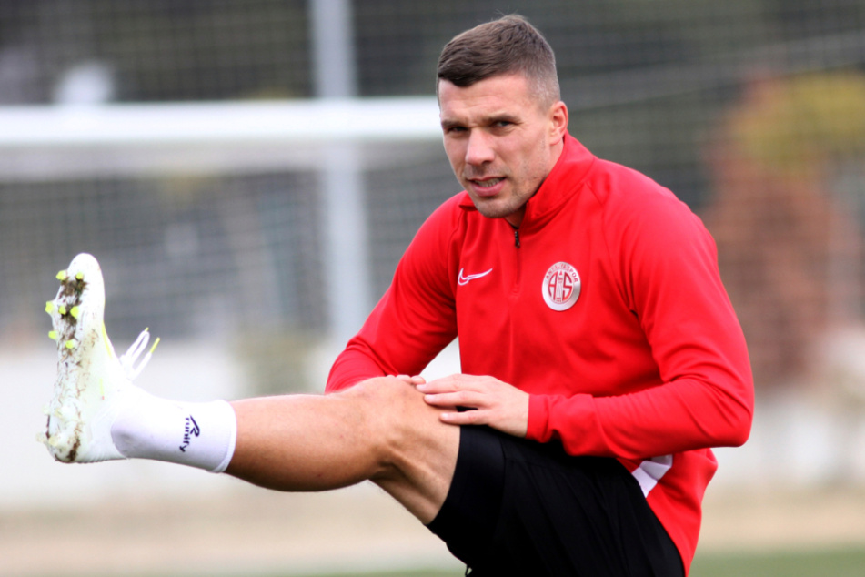 Lukas Podolski (35) erholt sich von einer Oberschenkelverletzung.
