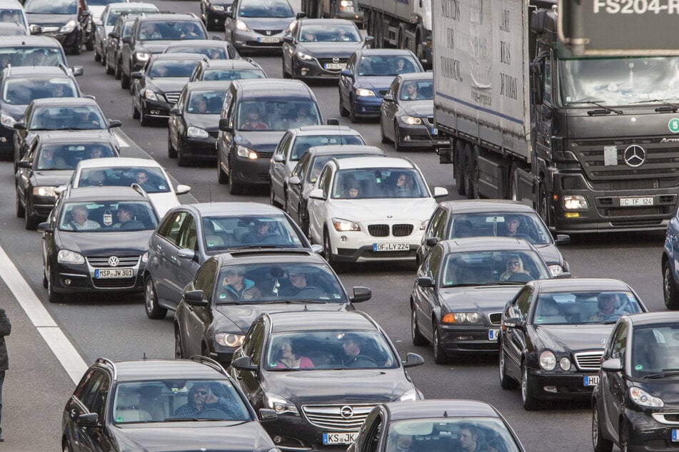 Wegen der Bergungsarbeiten ist im Bereich der Unfallstelle die Fahrbahn auf einen Fahrstreifen verengt. (Archivbild)