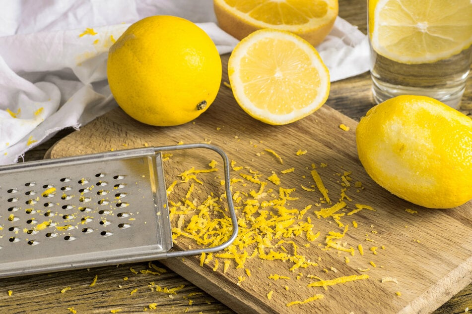 Grate the zest from the lemon and squeeze out the juice, the lemon cake tastes a thousand times better with it than with concentrate.