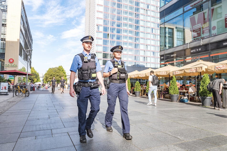 Auf der Prager Straße laufen Polizisten regelmäßig Streife. Sie gilt als Kriminalitätsbrennpunkt.