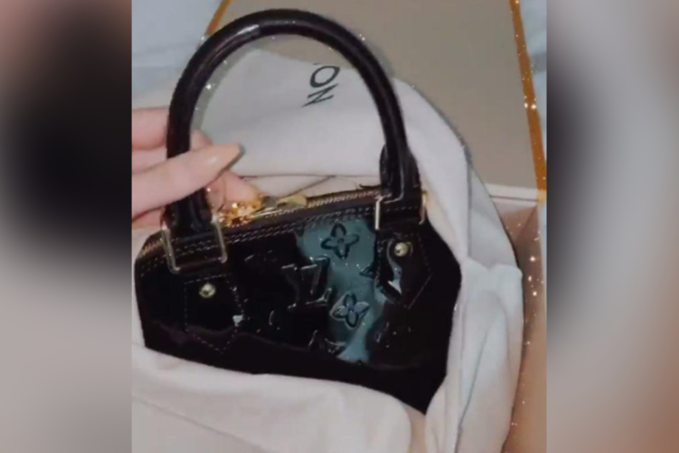 Bei der "Louis Vuitton"-Tasche aus Lauras Kalender soll es sich um eine Fälschung haben.
