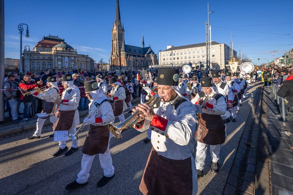 Die Bergkapellen und Habitträger der Bergparade zogen vom Theaterplatz bis zur Brückenstraße und zurück.