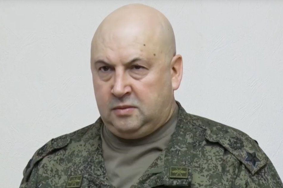 Der Chef der der russischen Luft- und Raumfahrttruppen, General Sergej Surowikin (56), wurde offenbar abgesetzt. Der hochrangige General galt als sehr beliebt bei seinen Soldaten.