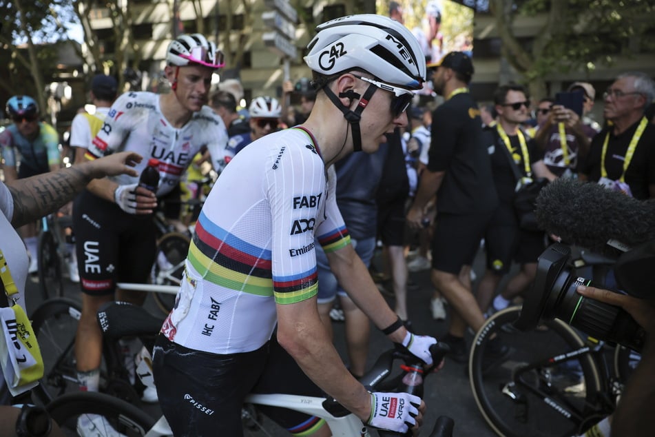 Tadej Pogačar stürzte auf der elften Tour-Etappe rund vier Kilometer vor dem Ziel, kann die Frankreich-Rundfahrt aber fortsetzen.