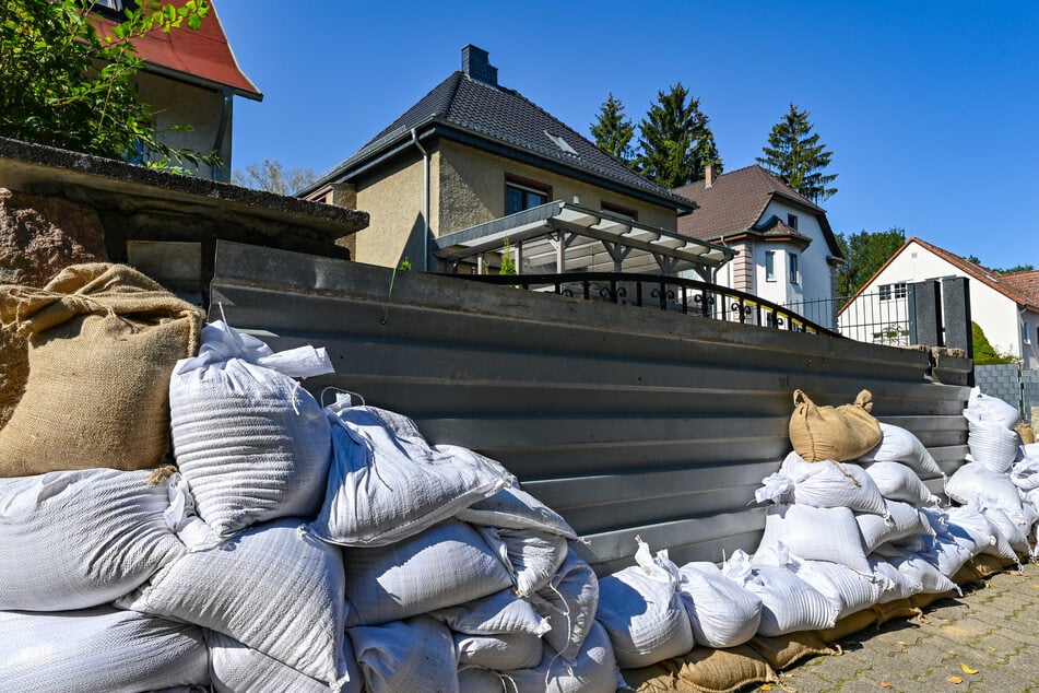 Häuser an der Grenze zu Polen werden mit Sandsäcken vor einer möglichen Flut gesichert.