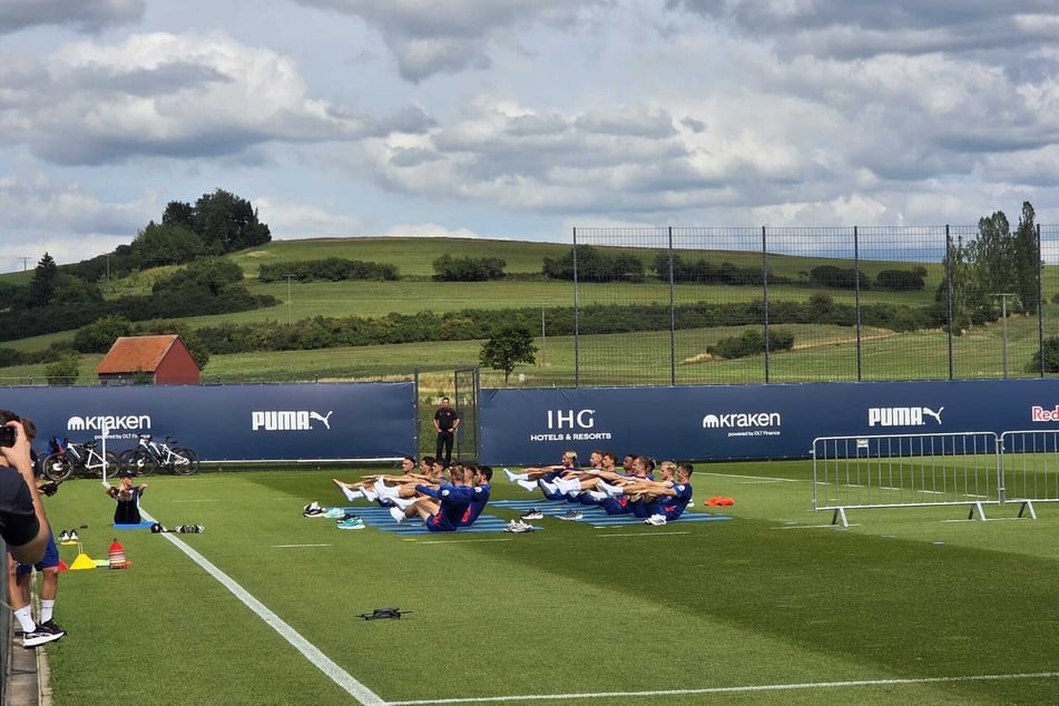 Nachdem die Spieler mit dem Fahrrad am Trainingsplatz gelandet waren, ging es direkt mit ein paar Yoga-Übungen weiter.
