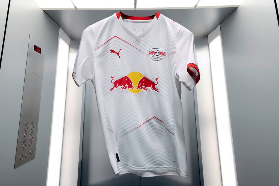 Zurück zum schlichten Weiß mit grauen und roten Akzenten - das ist das neue Trikot von RB Leipzig.