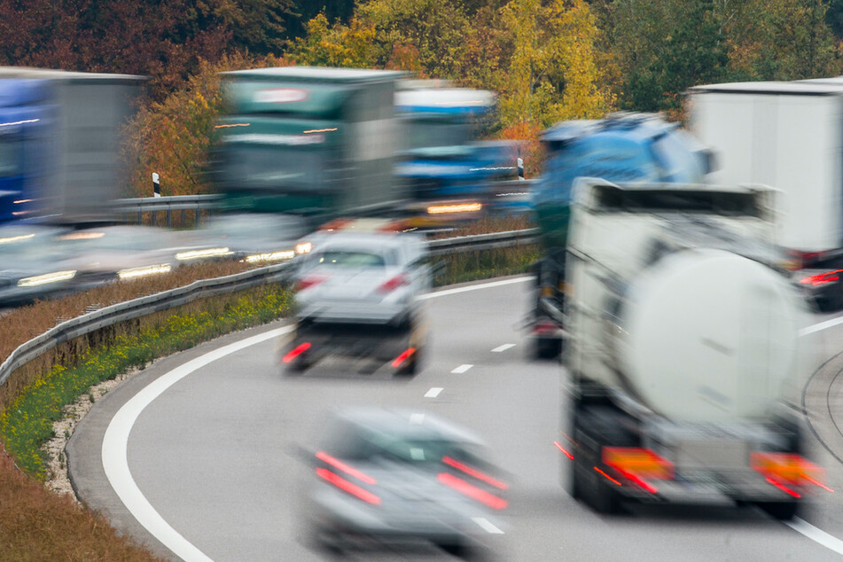 Rückwärts auf der Autobahn! Lkw-Fahrer hat kuriose Erklärung für verrücktes Manöver