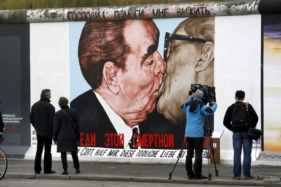 Der weltbekannte "Bruderkuss" zwischen Erich Honecker (†82) und Sowjetführer Leonid Breschnew (†76) ist auch als Gemälde auf der East Side Gallery in Berlin verewigt.