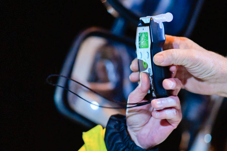 Betrunkener baut Unfall auf A4: Danach flüchtet er und kehrt zum Bier holen zurück