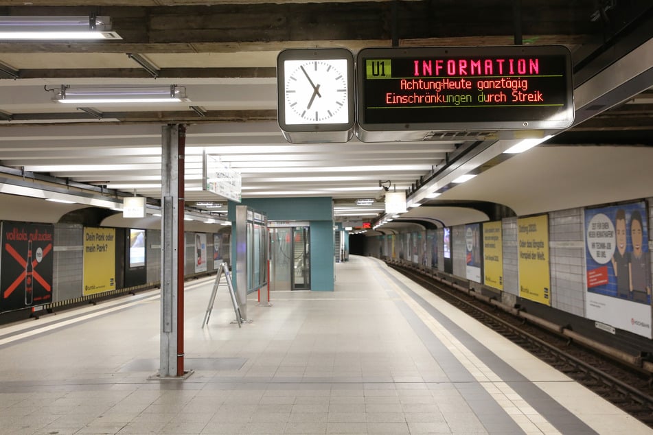 Diese Anzeigetafeln sind in Hamburg bekannt und haben einen Retro-Charme an sich. (Archivbild)