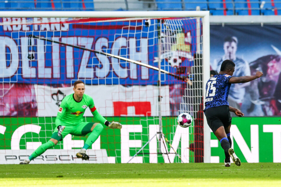 Jhon Cordoba (r.) bringt Hertha in dieser Szene mit 1:0 in Führung. RB-Keeper Peter Gulacsi hat bei dem platzierten Schuss in die linke untere Ecke keine Chance.