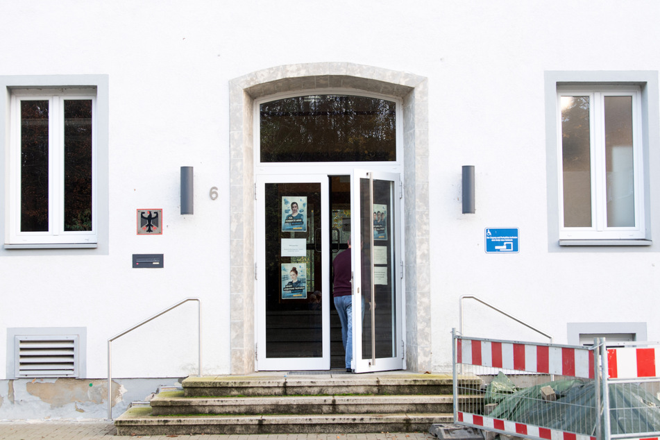 Um an die Millionen im Tresor zu gelangen, durchbohrten die Räuber eine Wand im Zollamt in Emmerich. (Archivbild)