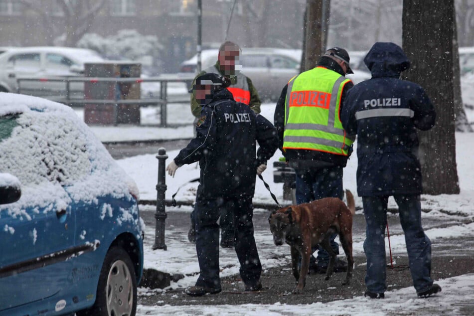 Spezialermittler der Polizei untersuchen den Tatort am Zwickauer Platz der Völkerfreundschaft nach Spuren.