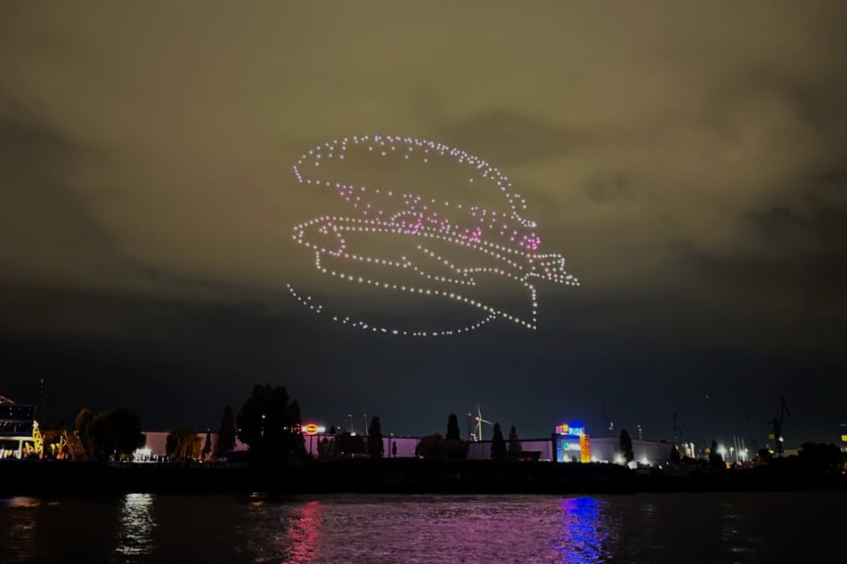 500 Drohnen ließen ein Fischbrötchen am Hamburger Nachhimmel erleuchten.