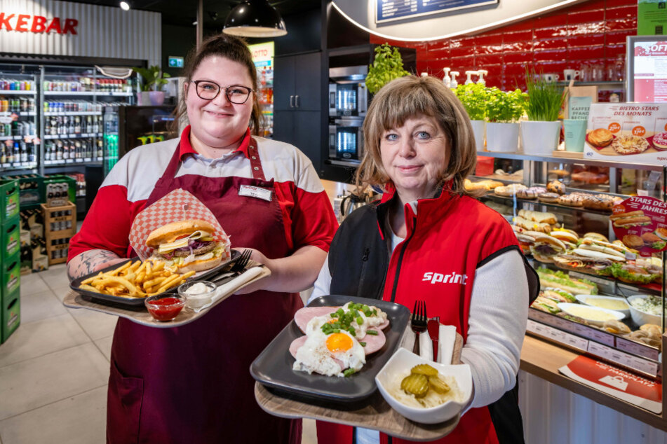 Gundula Seifert (r.) und Mitarbeiterin Mary Schaller (27) kochen in der Tankstelle selbst.