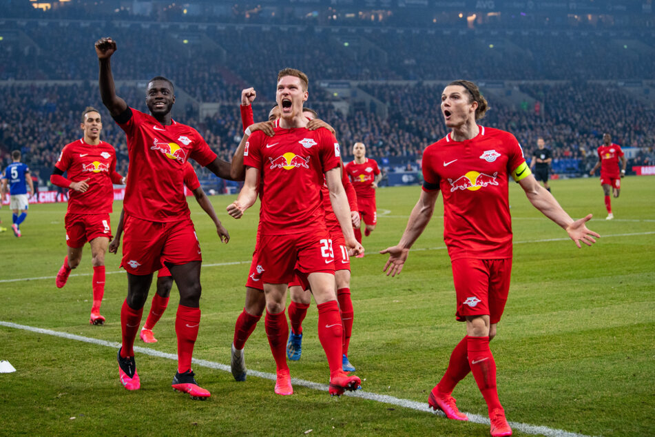 Noch immer ist die Zukunft der beiden RB-Leistungsträger Marcel Halstenberg (29, M.) und Marcel Sabitzer (27, re.) offen. Dayot Upamecano (22) kickt ab der nächsten Saison für die Bayern. (Archivbild)