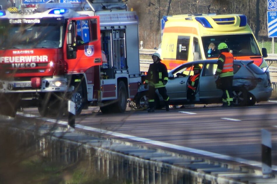 Unfall A14: Mazda kracht gegen Leitplanke: A14 Richtung Dresden nach Unfall teilweise gesperrt