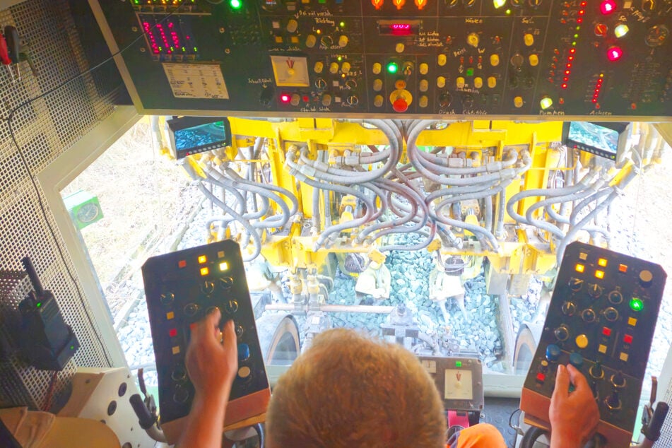 Schwere Gleisbaumaschinen millimetergenau zu steuern, gehört hier zum Alltag.