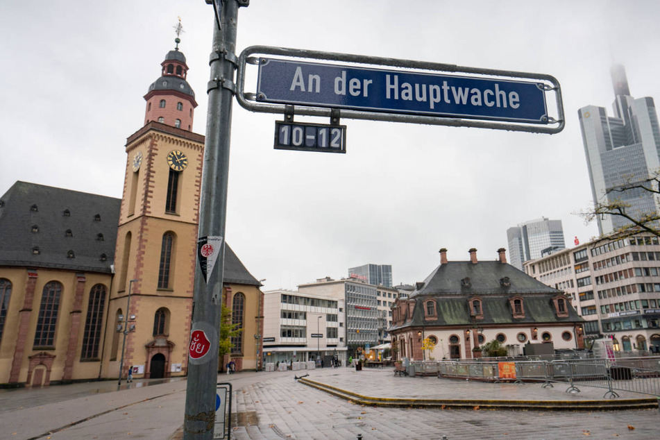 Der Mann war an einer Sitzbank an einem der S-Bahnsteige an der Frankfurter Hauptwache entdeckt worden. (Archivbild)