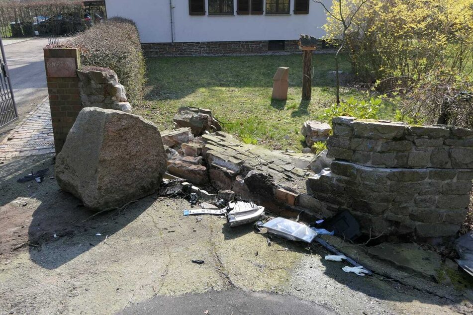 Der Mann hatte die Kontrolle über seinen Wagen verloren, war dann gegen diese Mauer sowie einen Findling gerauscht und im Straßengraben gelandet, wo das Auto plötzlich Feuer fing.