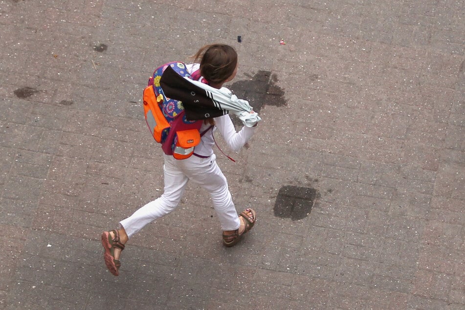 Das Mädchen wollte die Fahrbahn überqueren und wurde von einem Auto erfasst. (Symbolbild)