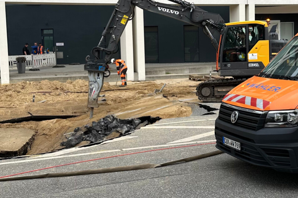 Am Donnerstag wurde die Fahrbahndecke mit schwerem Gerät aufgestemmt.