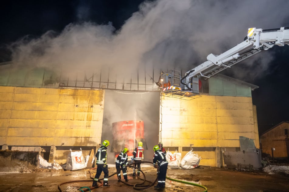Große Rauchwolken stiegen aus der Lagerhalle auf.