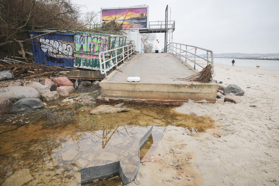 Die Schäden der schweren Sturmflut Schäden im Oktober 2023 sind beispielsweise an diesem Strandkiosk in Schilksee bei Kiel auch Monate danach deutlich zu sehen.