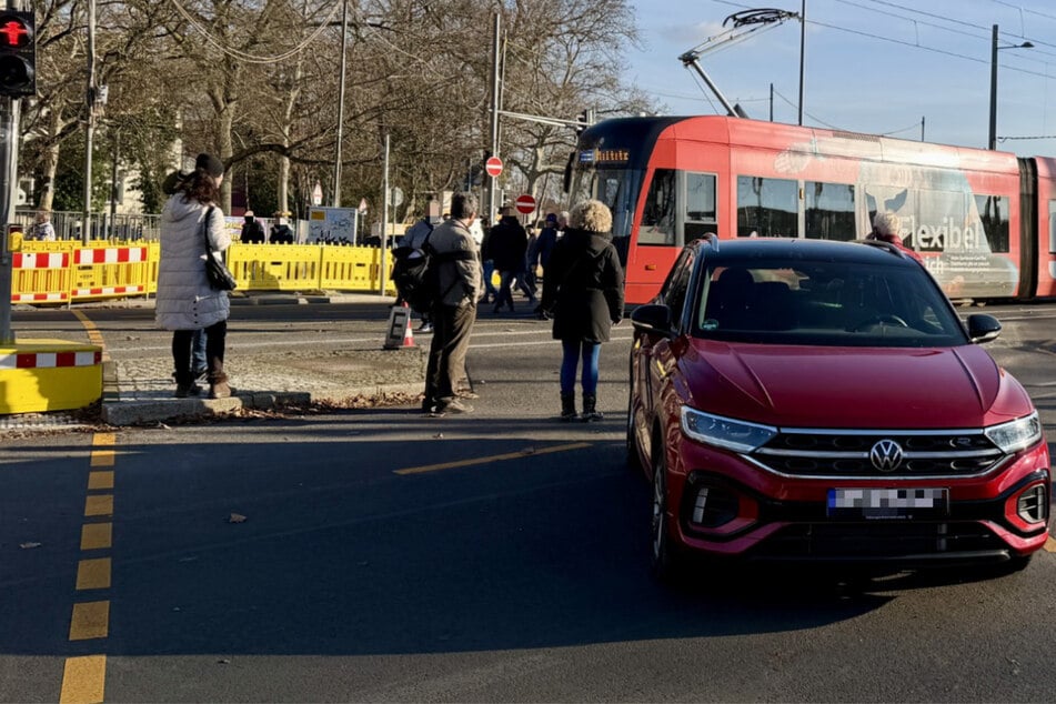 Leipzig: Kaum frei und schon kracht's! Auto kollidiert auf Prager Straße mit Tram