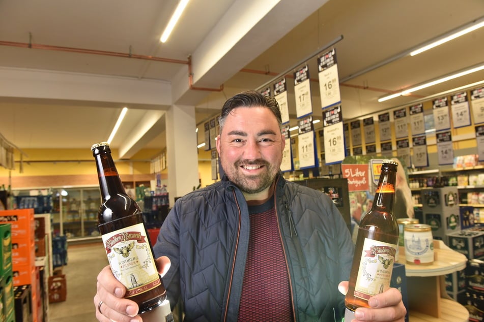 Bier-Erfinder und Getränkehändler Alexander Frenzel (37) sucht noch das passende Etikett für sein "Rotkopf Görg"-Bier.