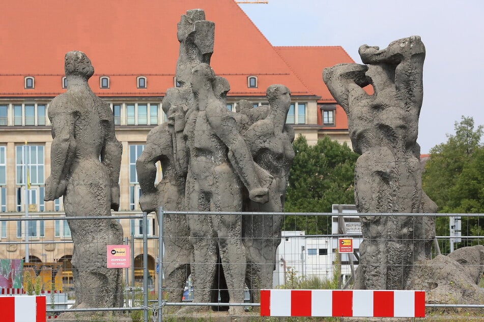 Mittlerweile wurde das Denkmal mit einem Bauzaun abgesperrt.