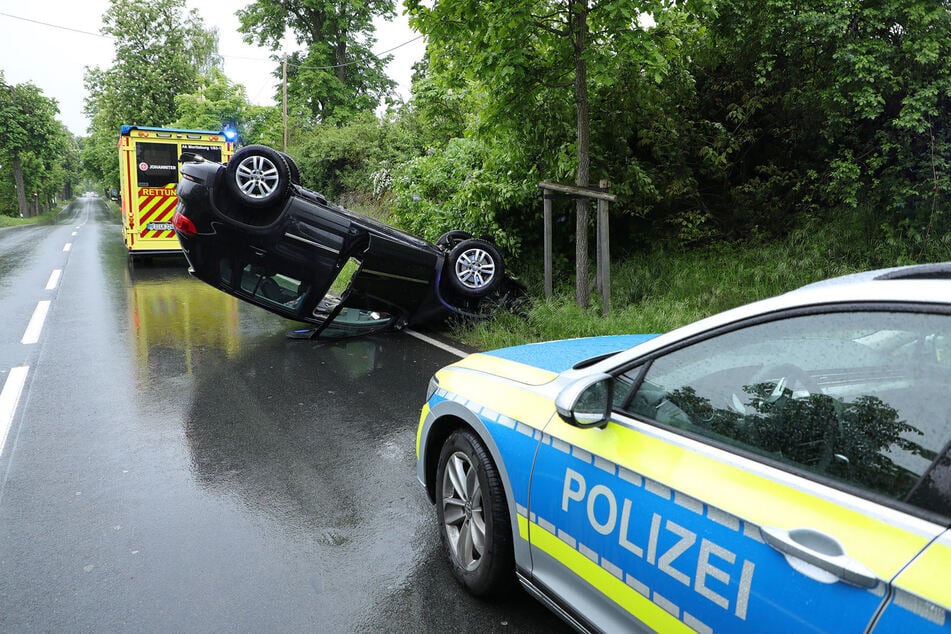 Nach dem schweren Unfall auf der S 179 musste der verletzte Fahrer ins Krankenhaus gebracht werden.