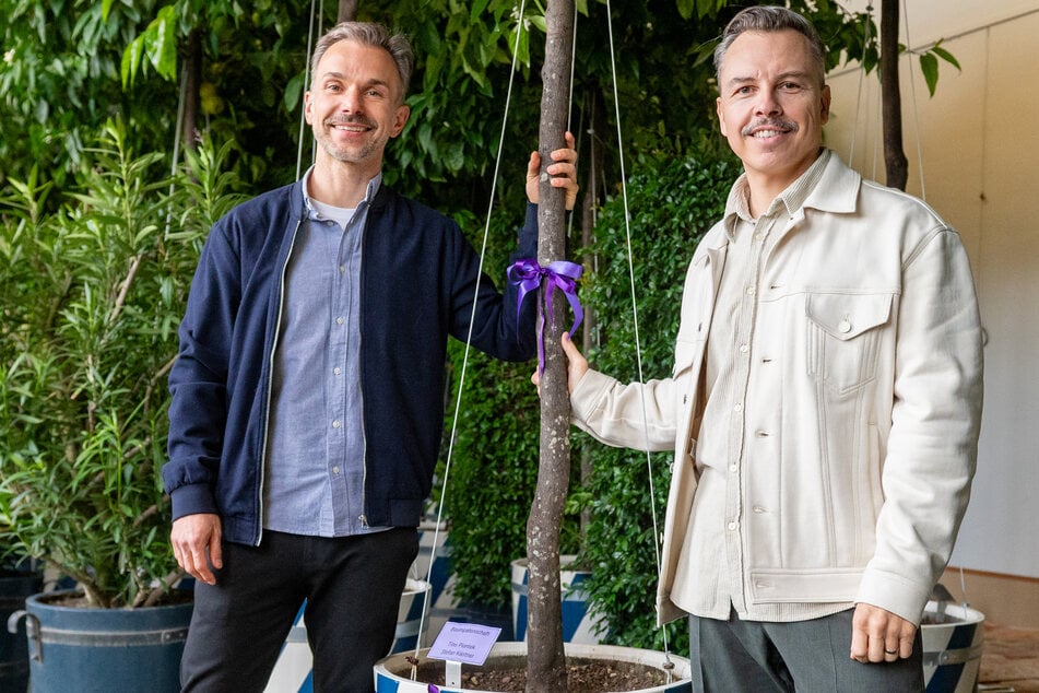 Die zwei strahlenden Baumpaten: Tino Piontek alias DJ Purple Disco Machine (46, r.) und Stefan Kästner (45) vom Bernd Aust Kulturmanagement.