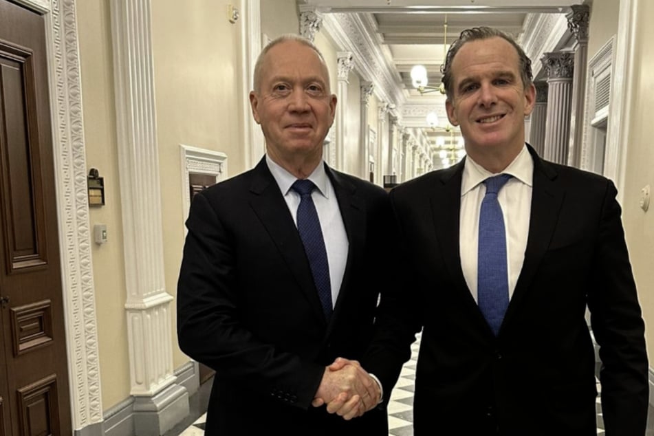 Former Israeli defense minister Yoav Gallant (l.) shakes hands with White House coordinator for the Middle East Brett McGurk during a meeting in Washington DC on December 10, 2024.