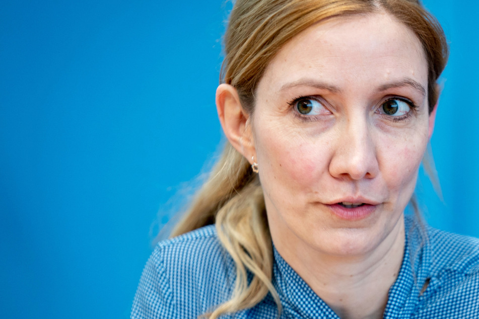 Virologin Sandra Ciesek (43), Direktorin des Instituts für Medizinische Virologie am Universitätsklinikum Frankfurt, hält die Entwicklung von an die Omikron-Variante angepassten Impfstoffen für sinnvoll.
